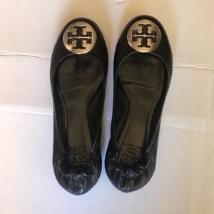 Tory Burch Reva black w/silver medallion SZ 8